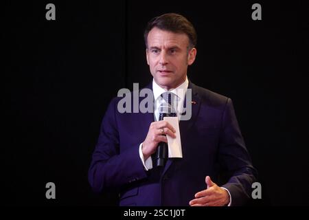 Paris, Frankreich. Februar 2025. Der französische Präsident Emmanuel Macron nimmt am 4. Februar 2025 an der Präsentation des französischen Pavillons für die Weltausstellung Osaka 2025 in der Stadt für Architektur und Kulturerbe in Paris Teil. Foto: Teresa Suarez/Pool/ABACAPRESS. COM Credit: Abaca Press/Alamy Live News Stockfoto