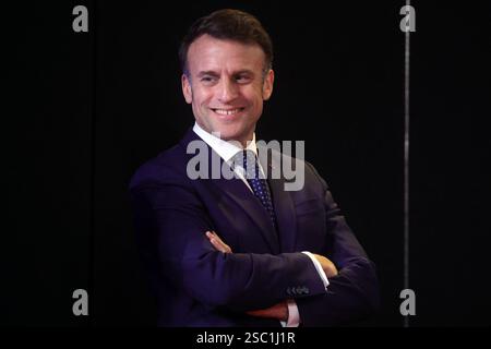 Paris, Frankreich. Februar 2025. Der französische Präsident Emmanuel Macron nimmt am 4. Februar 2025 an der Präsentation des französischen Pavillons für die Weltausstellung Osaka 2025 in der Stadt für Architektur und Kulturerbe in Paris Teil. Foto: Teresa Suarez/Pool/ABACAPRESS. COM Credit: Abaca Press/Alamy Live News Stockfoto