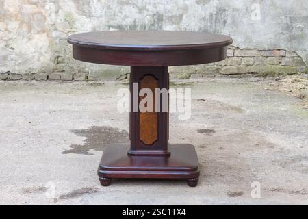 Alter Art déco Stil antiker runder Tisch, antiker Tisch mit runder Platte, kunstvoll geschnitzter Basis und Klauenfüße. Perfekt für Bilder, die darstellen Stockfoto