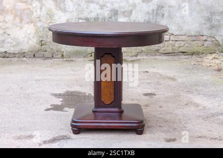 Alter Art déco Stil antiker runder Tisch, antiker Tisch mit runder Platte, kunstvoll geschnitzter Basis und Klauenfüße. Perfekt für Bilder, die darstellen Stockfoto