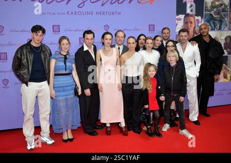 Levy Rico Arcos, Coco Carjell, Samuel Schneider, Emilia Schüle, Godehard Giese, Anneke Kim Sarnau, Mona Pirzad, Karoline Herfurth, Luna Krüger, Emilia Packard, Rurik Gislason, Milo Eisenblätter, Dilara Aylin Ziem, Friedrich Mücke und Malick Bauer bei der Premiere des Kinofilms Wunderschöner im Zoo Palast. Berlin, 04.02.2025 *** Levy Rico Arcos, Coco Carjell, Samuel Schneider, Emilia Schüle, Godehard Giese, Anneke Kim Sarnau, Mona Pirzad, Karoline Herfurth, Luna Krüger, Emilia Packard, Rurik Gislason, Milo Eisenblätter, Dilara Aylin Ziem, Friedrich Mücke und Malick Bauer bei der Uraufführung des The Stockfoto
