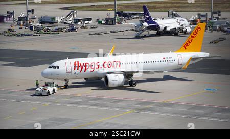 Pegasus Airlines Airbus A320 NEO-Flugzeuge während des Pushback vom Gate des Terminals 2 am Flughafen Frankfurt (FRA/EDDF). Ansicht des rollenden Feldes Stockfoto