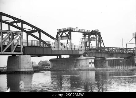 Gezicht op de spoorbrug über de IJssel bij Zutphen. Stockfoto