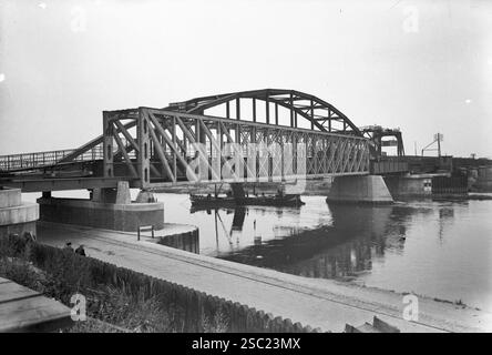 Gezicht op de spoorbrug über de IJssel bij Zutphen. Stockfoto