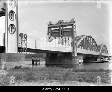 Gezicht op de spoorbrug über de IJssel bij Zwolle. Stockfoto