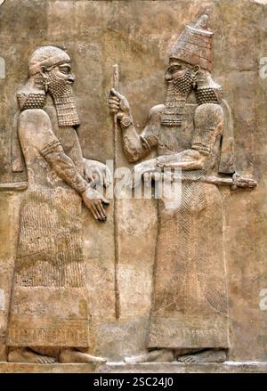 7618. Sargon II. Und Würdenträger. Relief aus der Zeit um 716–713 v. Chr. von der Mauer des Palastes von Sargon II. In Dur Sharrukin in Assyrien (heute Khorsaba) Stockfoto
