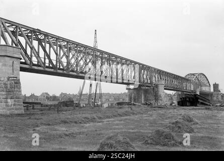Gezicht op de spoorbrug über de IJssel te Deventer. Stockfoto