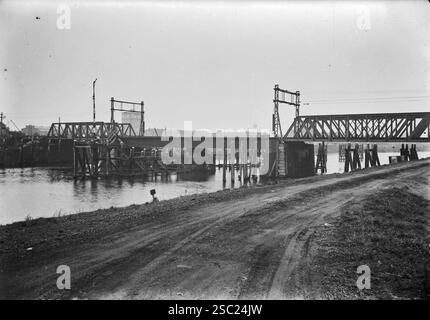 Gezicht op de spoorbrug über de Dieze te 'sHertogenbosch. Stockfoto