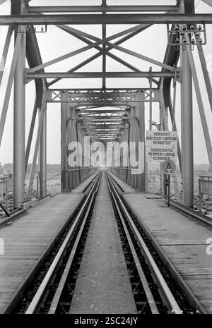 Gezicht op de spoorbrug über de IJssel te Deventer. Stockfoto