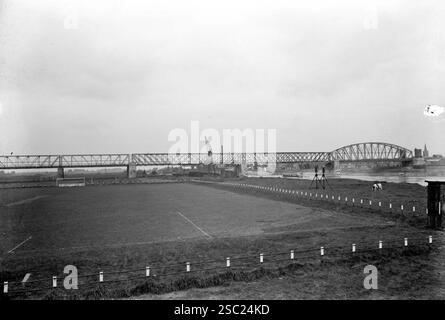 Gezicht op de spoorbrug über de IJssel te Deventer. Stockfoto