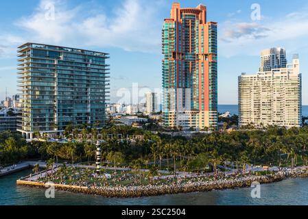 Miami, FL, USA - 1. April 2024: Hochhäuser im South Pointe Park on the Sunset in Miami Beach, Florida, Vereinigte Staaten von Amer Stockfoto
