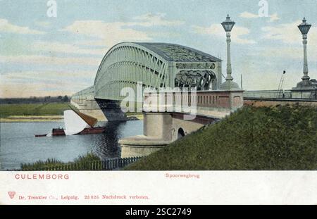Gezicht op de spoorbrug über de Lek te Culemborg. Stockfoto