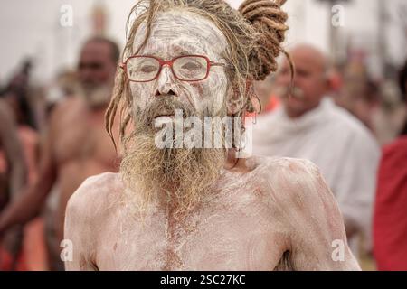 14. Januar 2025, Prayagraj, uttar Pradesh, Indien. Ein Naga Sadhu, seine Augen hinter einer Brille versteckt, blickt mit Intensität nach dem heiligen Bad. Stockfoto
