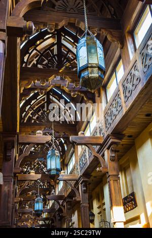 DUBAI, VAE - 15. NOVEMBER: Straße mit einer Laterne auf dem Markt in Jumeirah. November 2012 in Dubai Stockfoto