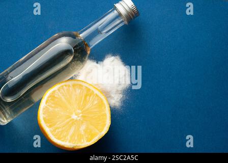 Eine gut zusammengesetzte Anordnung von natürlichen Reinigungs- und Gesundheitszutaten, einschließlich Backpulver, frischer Zitrone, Essig und Apfelwein, auf einer Vibr Stockfoto