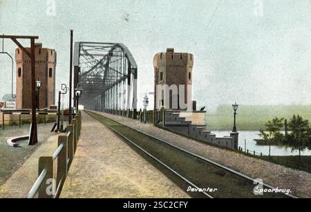 Gezicht op de spoorbrug über de IJssel te Deventer. Stockfoto