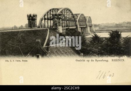 Gezicht op de spoorbrug über de Rijn te Rhenen. Stockfoto