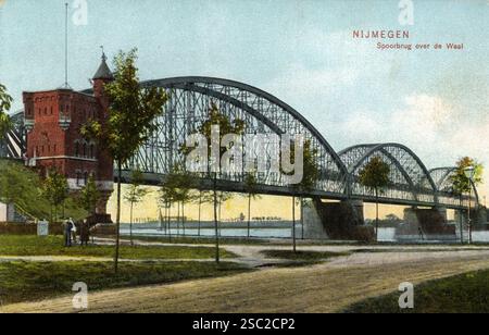 Gezicht op de spoorbrug über de Waal te Nijmegen. Stockfoto