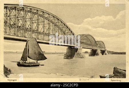 Gezicht op de spoorbrug über de Waal te Nijmegen. Stockfoto