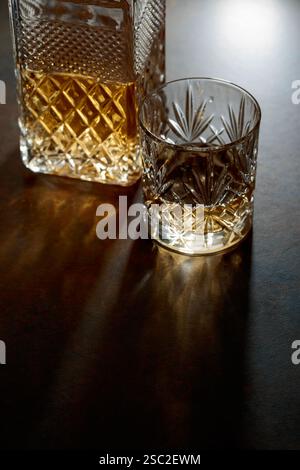 Karaffe und geschliffener Glasbecher mit Whiskey. Kopierbereich. Stockfoto