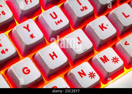 Hellgelbe rote Tastatur in Makro Stockfoto