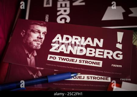 Das Foto von Adrian Zanberg ist auf der Werbebroschüre zu sehen. In Polen begann der Wahlkampf vor den Präsidentschaftswahlen im Mai. Aufgrund des Rechtsstreits zwischen der liberal-zentristischen Regierungskoalition und der zuvor herrschenden rechten Partei Recht und Gerechtigkeit und der Widerwille des derzeitigen Präsidenten gegenüber der Regierung ist das Ergebnis der Präsidentschaftswahlen aus politischer Sicht von großer Bedeutung. Bei der Wahl wird es insgesamt drei linke Kandidaten geben, einer davon ist der Führer der Razem-Partei, Adrian Zandberg. (Foto von Filip Radwanski Stockfoto
