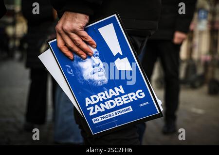 Das Foto von Adrian Zanberg ist auf der Werbebroschüre zu sehen. In Polen begann der Wahlkampf vor den Präsidentschaftswahlen im Mai. Aufgrund des Rechtsstreits zwischen der liberal-zentristischen Regierungskoalition und der zuvor herrschenden rechten Partei Recht und Gerechtigkeit und der Widerwille des derzeitigen Präsidenten gegenüber der Regierung ist das Ergebnis der Präsidentschaftswahlen aus politischer Sicht von großer Bedeutung. Bei der Wahl wird es insgesamt drei linke Kandidaten geben, einer davon ist der Führer der Razem-Partei, Adrian Zandberg. (Foto von Filip Radwanski Stockfoto