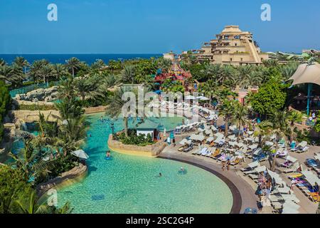 DUBAI, VAE - 3. NOVEMBER: Der Aquaventure Waterpark des Atlantis The Palm Hotels, der sich am 3. November 2013 auf der künstlichen Insel Palm Jumeirah in Dubai befindet. Stockfoto