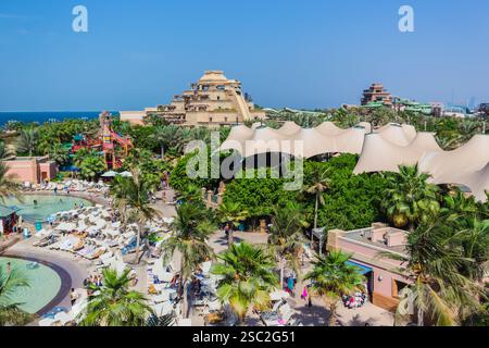 DUBAI, VAE - 3. NOVEMBER: Der Aquaventure Waterpark des Atlantis The Palm Hotels, der sich am 3. November 2013 auf der künstlichen Insel Palm Jumeirah in Dubai befindet. Stockfoto