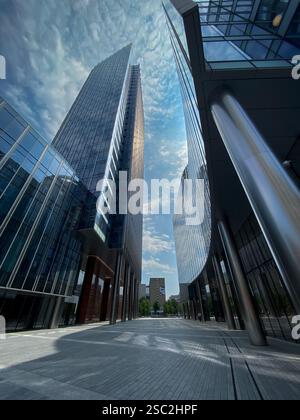 Ein beeindruckender Blick auf den Mennica Legacy Tower in Warschau, Polen, mit seiner modernen Glasfassade und seinem eleganten architektonischen Design vor dem Himmel der Stadt Stockfoto