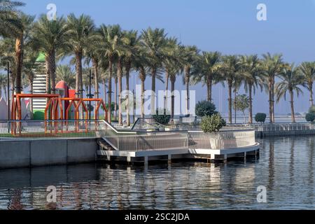 Brandneuer Hafen und Marina von Dubai Creek. Eine Fahrt mit der Fähre über den Bach mit modernen Wolkenkratzern und Yachthafen für luxuriöses Wohnen und Unterhaltung. Stockfoto