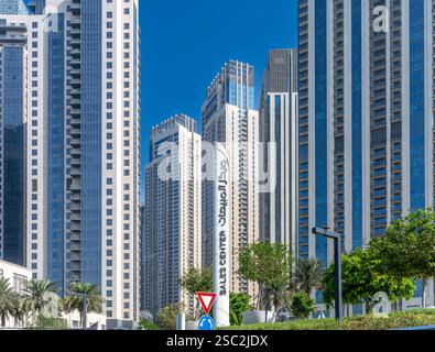 Brandneuer Hafen und Marina von Dubai Creek. Eine Fahrt mit der Fähre über den Bach mit modernen Wolkenkratzern und Yachthafen für luxuriöses Wohnen und Unterhaltung. Stockfoto