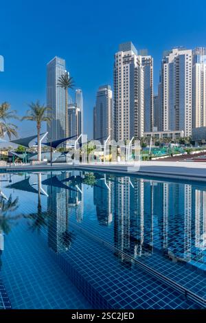Brandneuer Dubai Creek Harbour. Eine kurze Fahrt mit der Fähre über den Bach mit modernen Wolkenkratzern und Yachthafen für luxuriöses Wohnen und Unterhaltung. Stockfoto