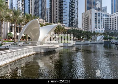 Brandneuer Hafen und Marina von Dubai Creek. Eine Fahrt mit der Fähre über den Bach mit modernen Wolkenkratzern und Yachthafen für luxuriöses Wohnen und Unterhaltung. Stockfoto