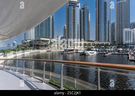 Brandneuer Hafen und Marina von Dubai Creek. Eine Fahrt mit der Fähre über den Bach mit modernen Wolkenkratzern und Yachthafen für luxuriöses Wohnen und Unterhaltung. Stockfoto