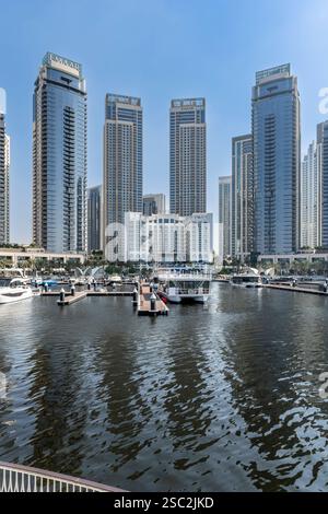 Brandneuer Hafen und Marina von Dubai Creek. Eine Fahrt mit der Fähre über den Bach mit modernen Wolkenkratzern und Yachthafen für luxuriöses Wohnen und Unterhaltung. Stockfoto