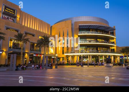 DUBAI, VAE - 13. NOVEMBER: Weltweit größtes Einkaufszentrum basierend auf der Gesamtfläche und sechstgrößte nach Bruttomietfläche, 13. November 2013 in Dubai, VAE Stockfoto