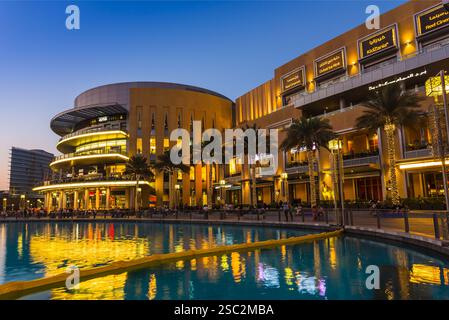 DUBAI, VAE - 13. NOVEMBER: Weltweit größtes Einkaufszentrum basierend auf der Gesamtfläche und sechstgrößte nach Bruttomietfläche, 13. November 2013 in Dubai, VAE Stockfoto