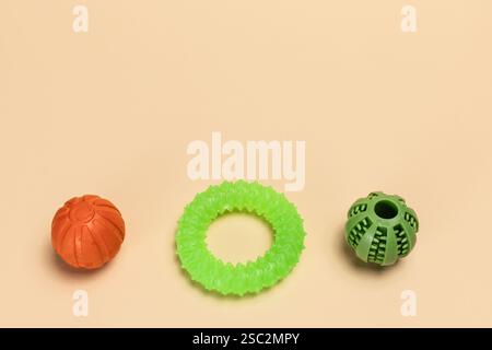 Spielerische Gegenstände für Haustiere, darunter Spielzeugkugeln und Gummiring für Hunde. Stockfoto