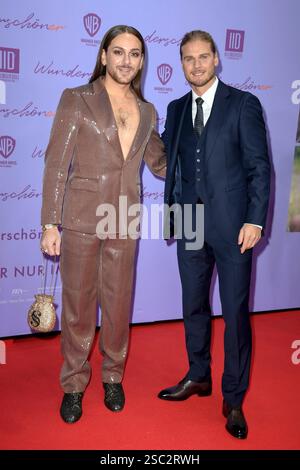 Riccardo Simonetti und Rurik Gislason zu Gast auf dem roten Teppich bei der Kinofilmpremiere WUNDERSCHÖNER im Zoo Palast am 04.Februar 2025 in Berlin Berlin Deutschland *** Riccardo Simonetti und Rurik Gislason als Gäste auf dem roten Teppich bei der Kinofilmpremiere WUNDERSCHÖNER im Zoo Palast am 04.Februar 2025 in Berlin Berlin Stockfoto