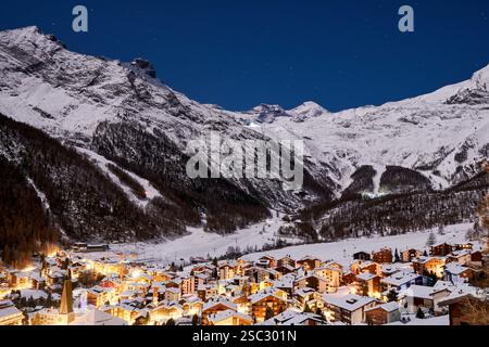 Nachtblick auf das Skigebiet SaaS-Fee und das Dorf im Walliser Gebiet, Schweizer Alpen Stockfoto