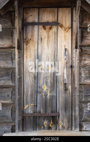 Alte ländliche braune Holztür, Hintergrund-Foto-Textur Stockfoto