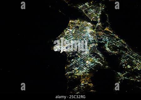 Stadtlichter bei Nacht. Die ISS fliegt über Mexiko an der Küste des Golfs von Kalifornien Stockfoto