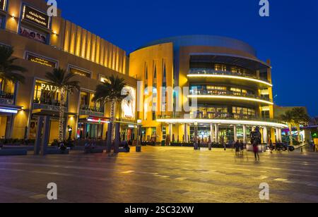 DUBAI, VAE - 13. NOVEMBER: Weltweit größtes Einkaufszentrum basierend auf der Gesamtfläche und sechstgrößte nach Bruttomietfläche, 13. November 2013 in Dubai, VAE Stockfoto