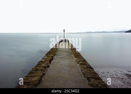Langbelichtungsbild eines Schiffsmarkers und eines Pfanns am Dawlish Warren Beach in Devon an einem bewölkten Nachmittag Stockfoto
