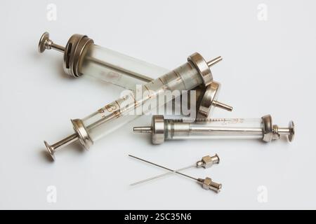 Spritzen altes Modell auf weißem Hintergrund Stockfoto