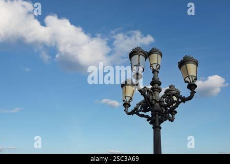 Verzierte schwarze Art déco-Straßenlaternen aus Gusseisen in der spanischen Stadt Cadiz. Stockfoto