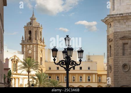 Verzierte schwarze Art déco-Straßenlaternen aus Gusseisen in der spanischen Stadt Cadiz. Stockfoto