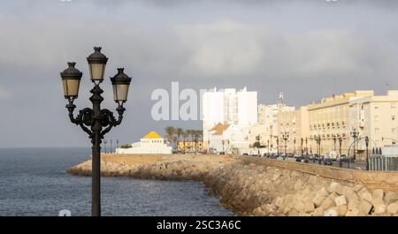 Verzierte schwarze Art déco-Straßenlaternen aus Gusseisen in der spanischen Stadt Cadiz. Stockfoto