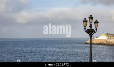 Verzierte schwarze Art déco-Straßenlaternen aus Gusseisen in der spanischen Stadt Cadiz. Stockfoto